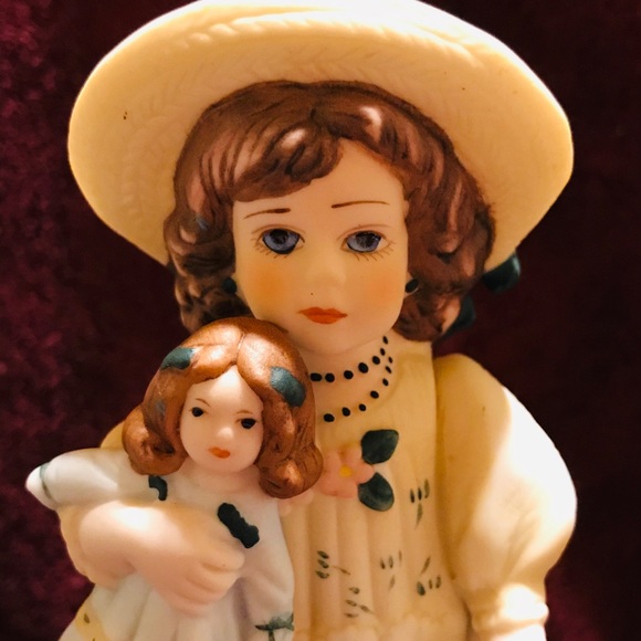 Jan Hagara's Figurine "Emily" 1984-85 Edition - Picture 3 of 4